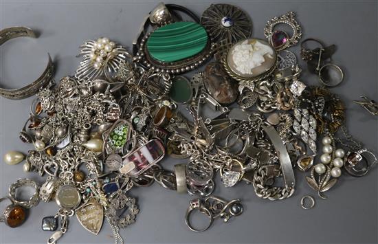 A quantity of assorted mainly silver jewellery, including malachite and filligree.